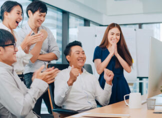 Hướng dẫn hạch toán chi trang phục cho nhân viên chi tiết