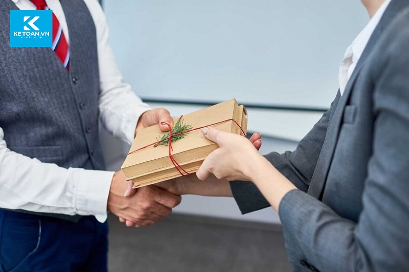 hạch toán hàng tặng không thu tiền